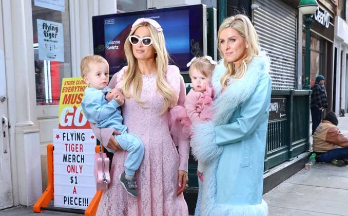 Bilder des Jahres 2025, Entertainment 01 Januar Entertainment Themen der Woche KW05 Entertainment Bilder des Tages Paris And Nicky Hilton With Their Children At Museum Of Ice Cream - NYC Please hide children s faces prior to the publication - U.S heiress Paris Hilton and Nicky Hilton with their children leave a building and arrive at The Museum of Ice Cream in New York, NY. Photo by Dylan Travis ABACAPRESS.COM New York City NY United States  Copyright: xDylanxTravis ABACAx