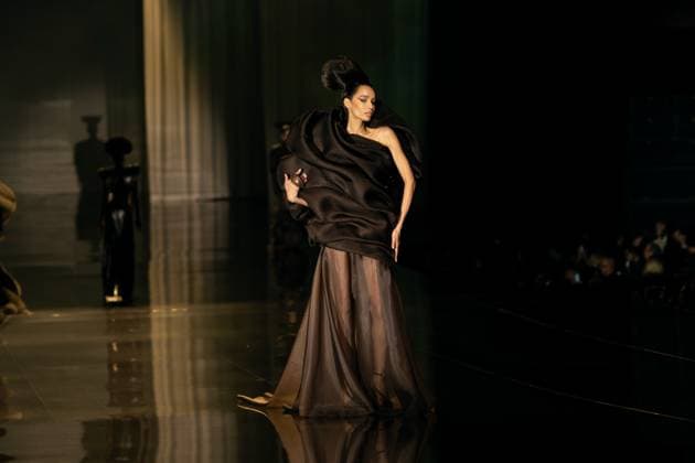 Stephane Rolland: Runway - Paris Fashion Week - Haute Couture Spring-Summer 2025 PARIS, FRANCE - JANUARY 28: Models walk the runway during the StÃ phane Rolland Haute Couture Spring-Summer 2025 show as part of Paris Fashion Week on January 28, 2025 in Paris, France., Credit:Lounis Tiar Avalon France, Paris, Salle Playel  Copyright: xLounisxTiarx xAvalonx 0958391805
