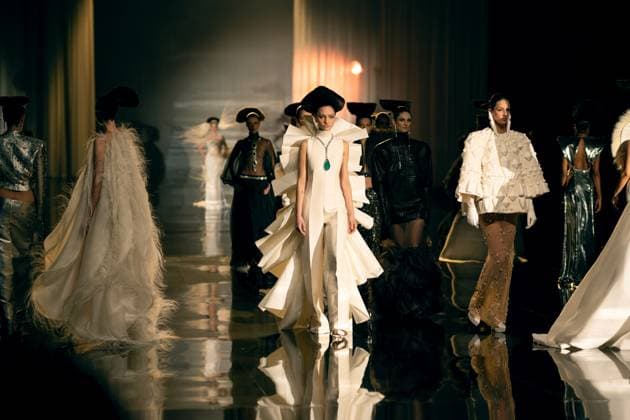 Stephane Rolland: Runway - Paris Fashion Week - Haute Couture Spring-Summer 2025 PARIS, FRANCE - JANUARY 28: Models walk the runway during the StÃ phane Rolland Haute Couture Spring-Summer 2025 show as part of Paris Fashion Week on January 28, 2025 in Paris, France., Credit:Lounis Tiar Avalon France, Paris, Salle Playel  Copyright: xLounisxTiarx xAvalonx 0958391834