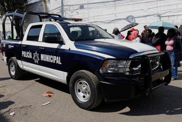 Facilities Of The Mexican Commission For Refugee Assistance In Mexico, Saturated By Mass Deportation After The Return Of Donald Trump To The Presidency Of The United States A patrol stands in front of migrants stranded in Mexico, outside the facilities of the Mexican Commission for Refugee Assistance in the State of Mexico, on January 28, 2025, waiting for an appointment to apply for a Visitor Card for Humanitarian Reasons to access health services and employment opportunities in Mexico while they are being assisted. They report that the CBP One application has stopped working, which, through an appointment, would allow them possible migratory flow to the United States and reduce the possibility that organized crime affects their moveme  Copyright: xGerardoxVieyrax originalFilename: vieyra-notitle250128_npG0r.jpg