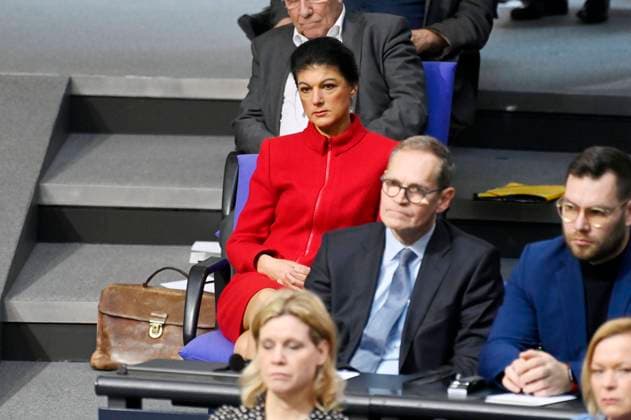 Sahra Wagenknecht und Michael Müller bei der Gedenkstunde des Deutschen Bundestages aus Anlass des Tages des Gedenkens an die Opfer des Nationalsozialismus im Reichstagsgebäude. Berlin, 29.01.2025 *** Sahra Wagenknecht and Michael Müller at the memorial service of the German Bundestag on the occasion of the Day of Remembrance of the Victims of National Socialism in the Reichstag building Berlin, 29 01 2025 Foto:xF.xKernx xFuturexImagex gedenkstunde_5118