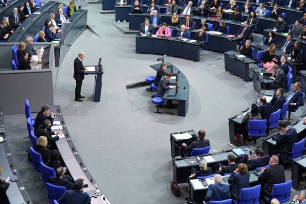 Deutscher Bundestag, 209. Plenarsitzung Regierungserklaerung Bundeskanzler Olaf Scholz (SPD) bei der Abgabe seiner Regierungserklaerung vor zahlreichen Abgeordneten und einem maximal besetzten Plenarsaal bei der 209. Sitzung des Deutschen Bundestag in Berlin, 29.01.2025 Berlin Berlin Deutschland