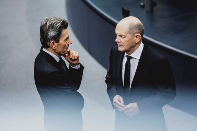 (R-L) Olaf Scholz (SPD), Bundeskanzler, und Rolf Muetzenich, SPD Fraktionsvorsitzender, aufgenommen im Rahmen der Sitzung des Deutschen Bundestages mit der Regierungserklaerung des Bundeskanzlers zu aktuellen innenpolitischen Themen in Berlin, 29.01.2025. Berlin Deutschland *** R L Olaf Scholz SPD , Federal Chancellor, and Rolf Muetzenich, SPD parliamentary group leader, recorded during the session of the German Bundestag with the Chancellors government statement on current domestic policy issues in Berlin, 29 01 2025 Berlin Germany Copyright: xFlorianxGaertnerx