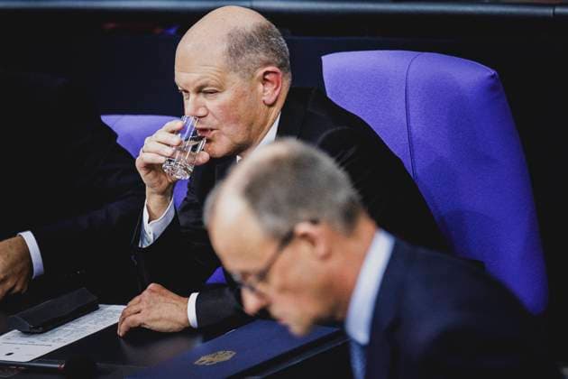 (R-L) Friedrich Merz, CDU-Parteivorsitzender, und Olaf Scholz (SPD), Bundeskanzler, aufgenommen im Rahmen der Sitzung des Deutschen Bundestages mit der Regierungserklaerung des Bundeskanzlers zu aktuellen innenpolitischen Themen in Berlin, 29.01.2025. Berlin Deutschland *** R L Friedrich Merz, CDU party chairman, and Olaf Scholz SPD , Federal Chancellor, recorded during the session of the German Bundestag with the Chancellors government statement on current domestic policy issues in Berlin, 29 01 2025 Berlin Germany Copyright: xFlorianxGaertnerx