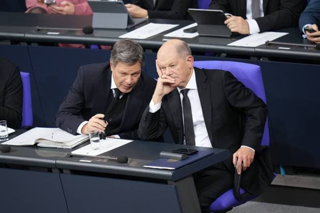 Deutscher Bundestag, 209. Plenarsitzung Regierungserklaerung Bundeskanzler Olaf Scholz (SPD) ist im Dialog und beraet sich mit Vizekanzler und Wirtschaftsminister Robert Habeck (Gruene) auf der Regierungsbank nach der Regierungserklaerung des Kanzler bei der 209. Sitzung des Deutschen Bundestag in Berlin, 29.01.2025 Berlin Berlin Deutschland *** German Bundestag, 209 plenary session government statement Chancellor Olaf Scholz SPD is in dialog and consults with Vice Chancellor and Minister of Economic Affairs Robert Habeck Greens on the government bench after the government statement of the Chancellor at the 209 session of the German Bundestag in Berlin, 29 01 2025 Berlin Berlin Germany