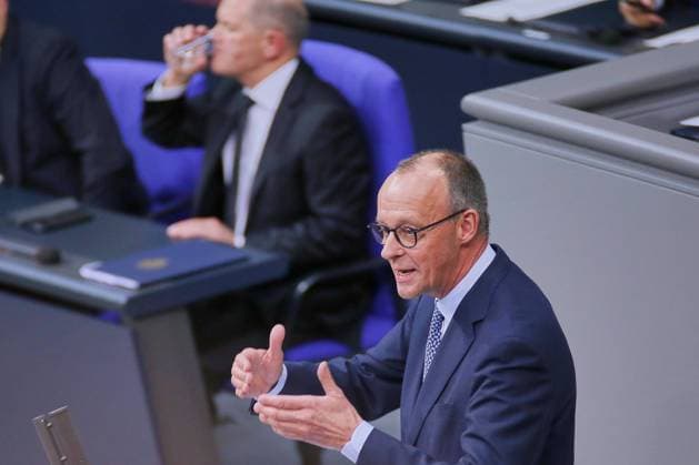Berlin, Deutschland, 29.01.2025: Deutscher Bundestag: 209. Bundestagssitzung: CDU-Chef Friedrich Merz (rechts am Pult) antwortet auf die Regierungserklärung von Bundeskanzler Olaf Scholz (SPD) (hinten rechts), der aus einem Glas Wasser trinkt. *** Berlin, Germany, 29 01 2025 German Bundestag 209 Bundestag session CDU leader Friedrich Merz on the right at the lectern responds to the government statement by Chancellor Olaf Scholz SPD back right , who is drinking from a glass of water Copyright: xdtsxNachrichtenagenturx dts_57020