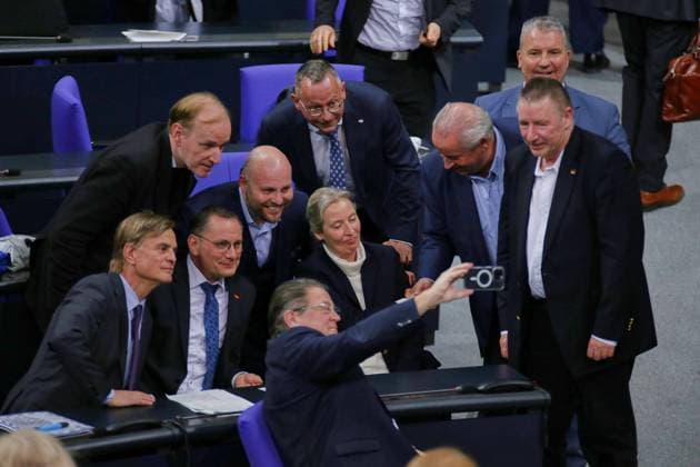 Berlin, Deutschland, 29.01.2025: Deutscher Bundestag: 209. Bundestagssitzung: Die Afd-Fraktion macht ein Selfie nach der Abstimmung mit der Union zum 5-Punkte-Plan *** Berlin, Germany, 29 01 2025 German Bundestag 209 Bundestag session The Afd parliamentary group takes a selfie after the vote with the CDU CSU on the 5-point plan Copyright: xdtsxNachrichtenagenturx dts_57041