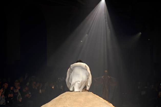 Yuima Nakazato Haute Couture spring summer 2025 Paris january 2025 Yuima Nakazato Haute Couture spring summer 2025 Paris january 2025, Credit:Zeppelin Avalon  Copyright: xZeppelinx xAvalonx 0958652424