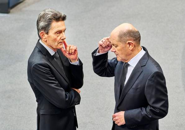 Bilder des Jahres 2025, News 01 Januar News Themen der Woche KW05 News Bilder des Tages Migrationsdebatte im Bundestag: Rolf Mützenich + Olaf Scholz EUR, DEU, Berlin, 29.01.2025: Bundeskanzler Olaf Scholz im intensiven Gespräch mit Rolf Mützenich Vorsitzender der SPD-Bundestagsfraktion. Vor Beginn der Migrationsdebatte im Bundestag. *** Migration debate in the Bundestag Rolf Mützenich Olaf Scholz EUR, DEU, Berlin, 29 01 2025 Federal Chancellor Olaf Scholz in in-depth discussion with Rolf Mützenich Chairman of the SPD parliamentary group in the Bundestag Before the start of the migration debate in the Bundestag