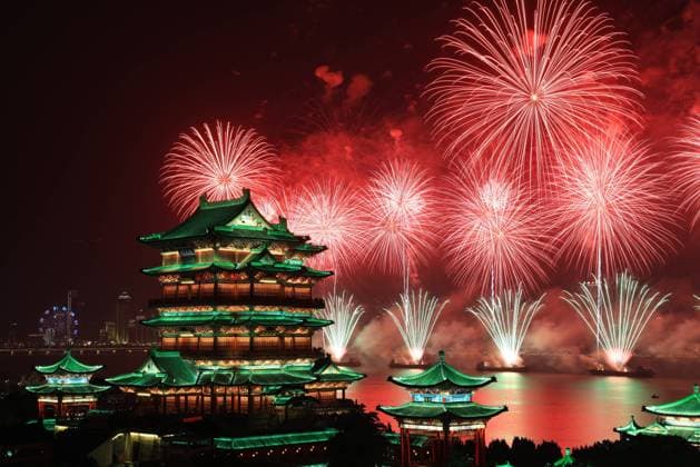 Bilder des Jahres 2025, News 01 Januar News Themen der Woche KW05 News Bilder des Tages Chinesisches Neujahr, weltweite Eindrücke von Feierlichkeiten NANCHANG, CHINA - JANUARY 29: Fireworks explode over the Tengwang Pavilion on the first day of Spring Festival on January 29, 2025 in Nanchang, Jiangxi Province of China. The Spring Festival, or the Chinese New Year, falls on January 29 this year.  Copyright: xChinaxNewsxServicex 111545337542