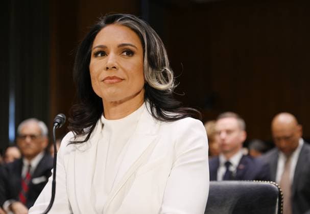 Bilder des Jahres 2025, News 01 Januar News Themen der Woche KW05 News Bilder des Tages Tulsi Gabbard prepares to testify during a Senate Intelligence Committee hearing to examine her nomination to be Director of National Intelligence, at the U.S. Capitol in Washington DC on Thursday, January 30, 2025.  WAP20250130708 ANNABELLExGORDON
