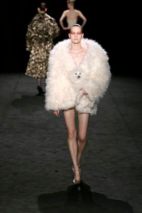 ASHI STUDIO Haute Couture spring summer 2025 Paris january 2005 ASHI STUDIO Haute Couture spring summer 2025 Paris january 2005, Credit:Zeppelin Avalon  Copyright: xZeppelinx xAvalonx 0958892704