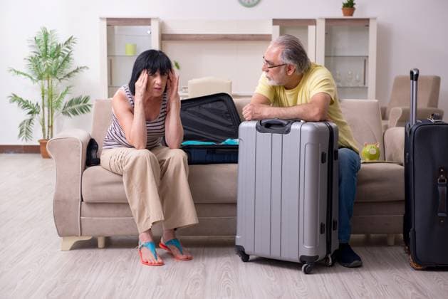 IMAGO Creative, Gesellschaft, Leisure Sickness The old couple preparing for vacation travel ,model released, Symbolfoto  Copyright: xZoonar.com ElnurxAmikishiyevx 14359211 ,model released, Symbolfoto ,property released