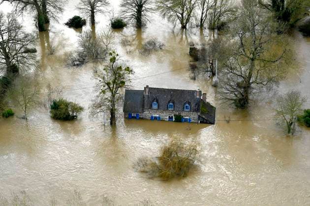 Bilder des Jahres 2025, News 01 Januar News Themen der Woche KW05 News Bilder des Tages Flooding in Western France PHOTOPQR OUEST FRANCE Marc OLLIVIER Redon 30 01 2025 Some houses near the town of Guipry Messac 35 have been hard hit by flooding View from the sky, the Vilaine River overflowing The Ille et Vilaine department is facing flooding on an unprecedented scale Helicopter photos taken on Thursday 30 January 2025 Western France put on high alert as storm Herminia brings severe flooding Jan 30 2025 Redon France  Copyright: xPHOTOPQR OUESTxFRANCE MAXPPPxMarcxOLLIVIERx 20250130OFR2234 20250130OFR2234