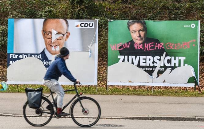 Zerfetzte und ueberschriebene Wahlplakate der Gruenen und der CDU in Freiburg. Foto: W.Rothermel *** Torn and overwritten election posters of the Greens and the CDU in Freiburg Photo W Rothermel