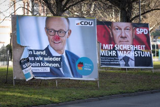 Wahlkampf - Bundestagswahl 2025 Wahlplakate der beiden Kanzlerkandidaten Friedrich Merz (CDU, links) und Olaf Scholz (SPD, rechts) stehen an einer Straße in Frankfurt am Main. Am 23. Februar 2025 finden in Deutschland vorgezogene Bundestagswahlen statt, nachdem die sog. Ampel-Koalition Ende 2024 zerbrochen war. Frankfurt am Main Hessen Deutschland *** Election campaign Bundestag election 2025 Election posters of the two chancellor candidates Friedrich Merz CDU, left, and Olaf Scholz SPD, right, stand on a street in Frankfurt am Main On February 23, 2025, early federal elections will be held in Germany after the so-called traffic light coalition broke up at the end of 2024 Frankfurt am Main Hesse Germany 2025-01-30_wahlkampf_bundestagswahl_02