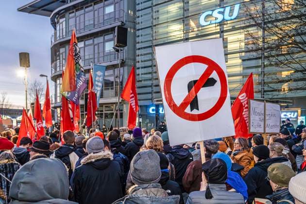Bilder des Jahres 2025, News 01 Januar News Themen der Woche KW05 News Bilder des Tages Rechts abbiegen verboten, Schild bei Demo Sei die Brandmauer vor der CSU-Zentrale, Brandmauer zur AfD bröckelt, München, 30. Januar 2025 Deutschland, München, 30. Januar 2025, Rechts abbiegen verboten, Schild bei Demo Sei die Brandmauer, Keine Zusammenarbeit mit Faschisten! vor der CSU-Parteizentrale, Mies-van-der-Rohe-Straße, ca. 7.000 Teilnehmer (laut Polizei), 10.000 Teilnehmer (laut Veranstalter), Demo fordert Demokratie und das individuelle Recht auf Asyl, Veranstalter Bündnis München ist bunt, Protest, die Brandmauer zur AfD bröckelt, Merz hat Mehrheiten für eine schärfere Asylpolitik im Bundestag mit der AfD erreicht, Politik,