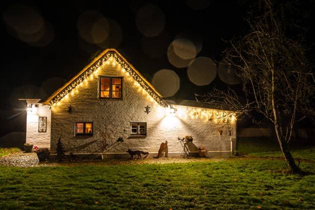 Wunderschön beleuchtetes traditionelles Reetdachhaus in Norddeutschland bei Nacht Beautifully illuminated cosy traditional thatched roof house in Northern Germany at night Copyright: xZoonar.com www.fotosvonlucke.dex 22719831