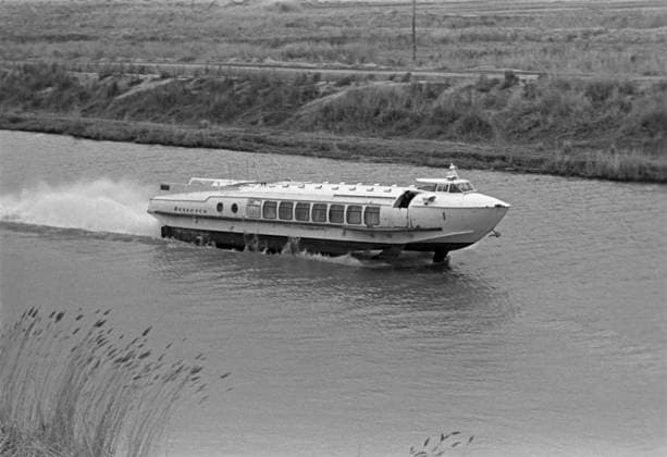 Archivbilder der Woche KW05 Turkmen SSR 8849381 01.08.1985 The Belarus hydrofoil cruiser moves along the Karakum Canal, Turkmen SSR. Stanislav Korytnikov Turkmenistan  Copyright: xStanislavxKorytnikovx