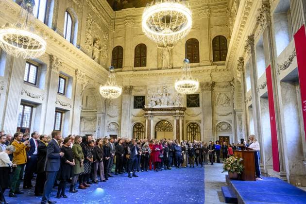 Amsterdam, König Willem Alxeander bei der Verleihung des Königlichen Preises für freie Malerei 2024 Amsterdam, The Netherlands, 2025-01-31 13:48:27 AMSTERDAM, 31-01-2025, Royal Palace AmsterdamKing Willem Alexander presents the Royal Award for Free Painting 2025 at the Royal Palace Amsterdam. Three young artists are honored and each receive an amount of 9,000 euros.PHOTO: NLBeeld Patrick van Emst Credit: NL Beeld Patrick van Emst  Copyright: xx x