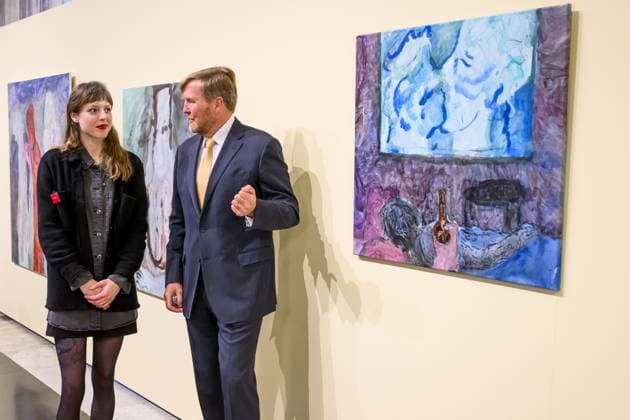 Amsterdam, König Willem Alxeander bei der Verleihung des Königlichen Preises für freie Malerei 2024 Amsterdam, The Netherlands, 2025-01-31 14:19:59 AMSTERDAM, 31-01-2025, Royal Palace AmsterdamKing Willem Alexander presents the Royal Award for Free Painting 2025 at the Royal Palace Amsterdam. Three young artists are honored and each receive an amount of 9,000 euros.PHOTO: NLBeeld Patrick van Emst In the photo: King Willem-Alexander views artworks by Lieve Hakkers Credit: NL Beeld Patrick van Emst  Copyright: xx x