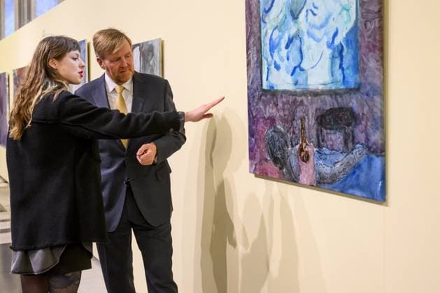 Amsterdam, König Willem Alxeander bei der Verleihung des Königlichen Preises für freie Malerei 2024 Amsterdam, The Netherlands, 2025-01-31 14:20:05 AMSTERDAM, 31-01-2025, Royal Palace AmsterdamKing Willem Alexander presents the Royal Award for Free Painting 2025 at the Royal Palace Amsterdam. Three young artists are honored and each receive an amount of 9,000 euros.PHOTO: NLBeeld Patrick van Emst In the photo: King Willem-Alexander views artworks by Lieve Hakkers Credit: NL Beeld Patrick van Emst  Copyright: xx x