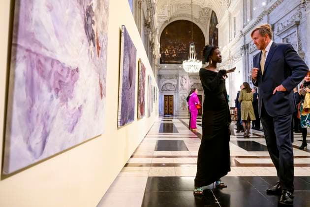 Amsterdam, König Willem Alxeander bei der Verleihung des Königlichen Preises für freie Malerei 2024 31-01-2025 Amsterdam King Willem-Alexander and Taqwa Ali attend the royal award for free painting 2025 (Koninklijke Prijs voor Vrije Schilderkunst ) at the royal palace in Amsterdam. Three young artists will be awarded and will each receive an amount of 9,000 euros. Â  Copyright: xPPEx