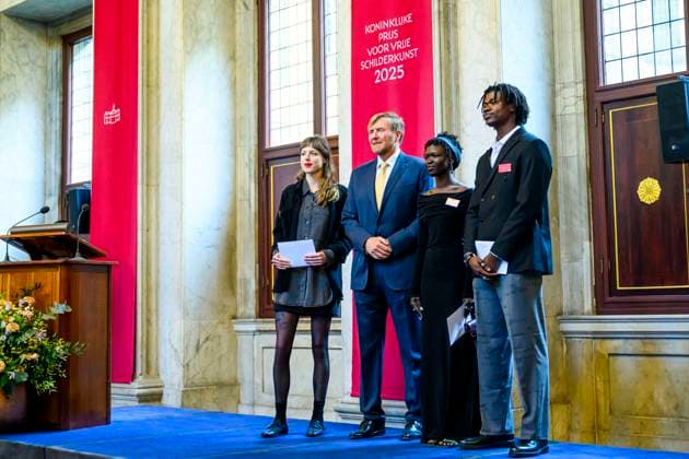 Amsterdam, König Willem Alxeander bei der Verleihung des Königlichen Preises für freie Malerei 2024 31-01-2025 Amsterdam King Willem-Alexander with Lieve Hakkers and Taqwa Ali and Eniwaye Oluwaseyi attend the royal award for free painting 2025 (Koninklijke Prijs voor Vrije Schilderkunst ) at the royal palace in Amsterdam. Three young artists will be awarded and will each receive an amount of 9,000 euros. Â  Copyright: xPPEx