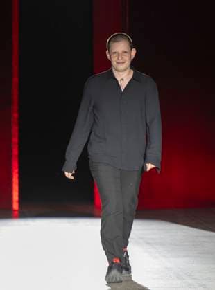 Fashion in Motion: Eden Loweth (photo) x Maggi Hambling at the V&A, London, UK, on 31st Jan, 2025 V&A, London, UK. 31st Jan, 2025. Fashion in Motion: Eden Loweth (photograph) x Maggi Hambling. Free catwalk shows present an evocative new collection created by designer Eden Loweth (photograph) in response to artist Maggi Hambling™s work. The showcase bring together the dynamism of Hambling s paintings with the individuality of Loweth s designs to reflect the shared rebellious spirit underpinning both their creative processes. Maggi Hambling is regarded as one of the UK™s greatest artists, and her work is held in public collections around the world. Eden Loweth gained renown as a co-founder of ART SCHOOL, a genderless fashion label that ce  Copyright: xMalcolmxParkx xAvalonx 0959180026