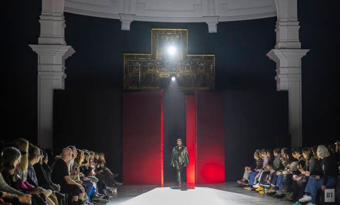 Fashion in Motion: Eden Loweth x Maggi Hambling at the V&A, London, UK, on 31st Jan, 2025 V&A, London, UK. 31st Jan, 2025. Fashion in Motion: Eden Loweth x Maggi Hambling. Free catwalk shows present an evocative new collection created by designer Eden Loweth in response to artist Maggi Hambling™s work. The showcase bring together the dynamism of Hambling s paintings with the individuality of Loweth s designs to reflect the shared rebellious spirit underpinning both their creative processes. Maggi Hambling is regarded as one of the UK™s greatest artists, and her work is held in public collections around the world. Eden Loweth gained renown as a co-founder of ART SCHOOL, a genderless fashion label that centred queer identity in the design  Copyright: xMalcolmxParkx xAvalonx 0959180725