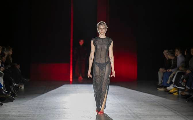Entertainment Bilder des Tages Fashion in Motion: Eden Loweth x Maggi Hambling at the V&A, London, UK, on 31st Jan, 2025 V&A, London, UK. 31st Jan, 2025. Fashion in Motion: Eden Loweth x Maggi Hambling. Free catwalk shows present an evocative new collection created by designer Eden Loweth in response to artist Maggi Hambling™s work. The showcase bring together the dynamism of Hambling s paintings with the individuality of Loweth s designs to reflect the shared rebellious spirit underpinning both their creative processes. Maggi Hambling is regarded as one of the UK™s greatest artists, and her work is held in public collections around the world. Eden Loweth gained renown as a co-founder of ART SCHOOL, a genderless fashion label that centred queer identity in the design  Copyright: xMalcolmxParkx xAvalonx 0959180776