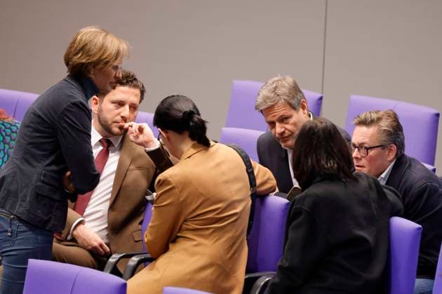 Dr. Franziska Brantner, Felix Banaszak, Bündnis 90 Die Grünen, Robert Habeck, Vizekanzler, Dr. Konstantin von Notz, Deutschland, Berlin, Reichstag. Der Bundestag hat das sogenannte Zustrombegrenzungsgesetz der CDU CSU-Fraktion mit knapper Mehrheit abgelehnt. *** Dr Franziska Brantner, Felix Banaszak, Bündnis 90 Die Grünen, Robert Habeck, Vice-Chancellor, Dr Konstantin von Notz, Germany, Berlin, Reichstag The Bundestag has rejected the CDU CSU parliamentary groups so-called influx limitation law by a narrow majority