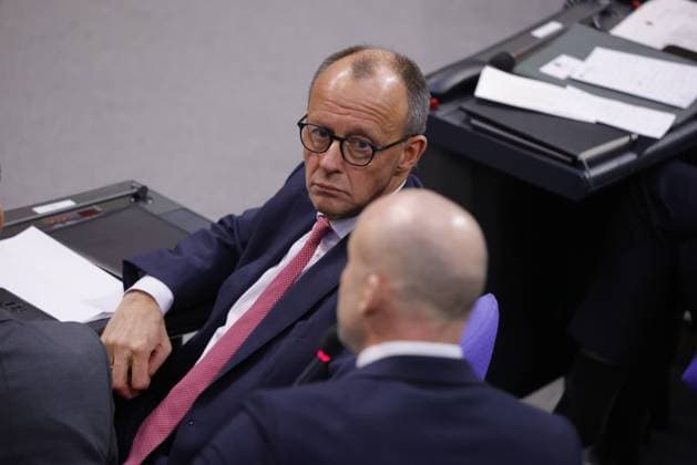 Friedrich Merz, Bundesvorsitzender der CDU sowie Vorsitzender der CDU CSU-Bundestagsfraktion, Deutschland, Berlin, Reichstag. Der Bundestag hat das sogenannte Zustrombegrenzungsgesetz der CDU CSU-Fraktion mit knapper Mehrheit abgelehnt. *** Friedrich Merz, Federal Chairman of the CDU and Chairman of the CDU CSU parliamentary group, Germany, Berlin, Reichstag The Bundestag has rejected the CDU CSU parliamentary groups so-called influx limitation law by a narrow majority