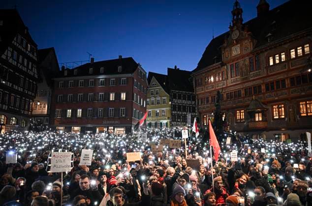 Bilder des Jahres 2025, News 01 Januar News Themen der Woche KW05 News Bilder des Tages Tuebingen 31.01.2025 Demo, die Brandmauer brennt, Lichtermeer fuer Menschenrechte und Demokratie auf dem Tuebinger Marktplatz. Uebersicht, Tausende von Demonstranten mit Lichtermeer vor dem Rathaus (re) *** Tuebingen 31 01 2025 Demo, the firewall burns, sea of lights for human rights and democracy on the Tuebingen market square Overview, thousands of demonstrators with sea of lights in front of the town hall re Ulmer