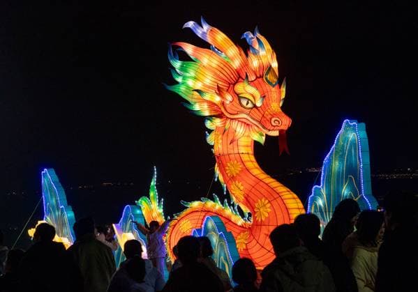 Bilder des Jahres 2025, News 01 Januar News Bilder des Tages Chinese Folklore Lunar Year YUNCHENG, CHINA - JANUARY 31, 2025 - Tourists enjoy festive lanterns at the Salt Lake scenic spot to celebrate the Chinese Lunar New Year in Yuncheng, North China s Shanxi Province, Jan. 31, 2025. Yuncheng Shanxi China  Copyright: xCFOTOx i1738368876669