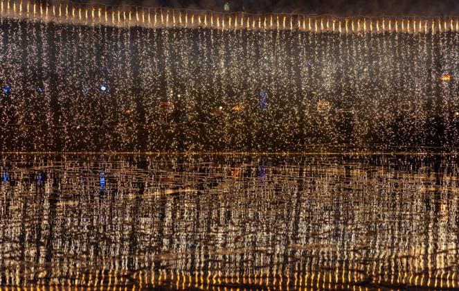 Bilder des Jahres 2025, News 01 Januar News Themen der Woche KW05 News Bilder des Tages Chinese Folklore Lunar Year YUNCHENG, CHINA - JANUARY 31, 2025 - Tourists enjoy a fireworks waterfall show to celebrate the Chinese LunarNew Year at the Salt Lake scenic spot in Yuncheng, North China s Shanxi Province, Jan. 31, 2025. Yuncheng Shanxi China  Copyright: xCFOTOx i1738368876887