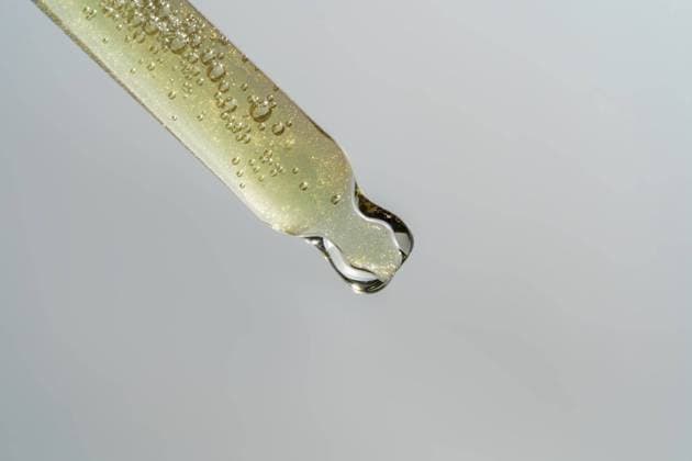 IMAGO Creative, Naturkosmetik Nahaufnahme der Pipette mit 24r Gold Serum, Hyaluronsäure auf grauem Hintergrund. Konzept für Kosmetik und Gesundheitspflege. Dosis von ätherischen Ölen, Retinol mit Luftblasen. Präsentation eines Schönheitsprodukts Closeup of pipette with 24r gold serum, hyaluronic acid on gray background. Cosmetics and healthcare concept. Dose of essential oils, retinol with air bubbles. Beauty product presentation Copyright: xZoonar.com IrinaxKvyatkovskayax 22731913
