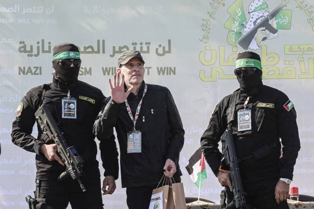 Bilder des Jahres 2025, News 02 Februar News Themen der Woche KW05 News Bilder des Tages Israeli hostage Keith Siegel being delivered to representatives of the International Committee of the Red Cross (ICRC) by fighters of the Ezz al-Din Al-Qassam brigades, the military wing of Hamas, at Gaza port in Gaza City Israeli hostage Keith Siegel being delivered to representatives of the International Committee of the Red Cross (ICRC) by fighters of the Ezz al-Din Al-Qassam brigades, the military wing of Hamas, at Gaza port in Gaza City, 01 February 2025. Three Israeli hostages, Keith Siegel, Ofer Calderon and Yarden Bibas were transferred from Hamas to the Red Cross, as part of the Israeli-Hamas hostage release and cease-fire deal. Photo by Omar Ashtawy apaimages Gaza city Gaza Strip Palestinian Territory 010225_Gaza_OSH_00(12) Copyright: xapaimagesxOmarxAshtawyx xapaimagesx
