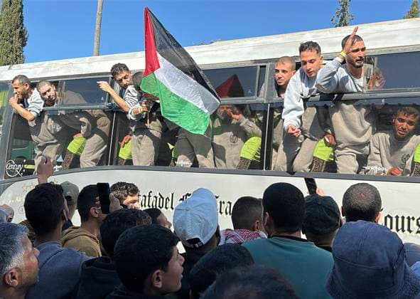 Bilder des Jahres 2025, News 02 Februar News Themen der Woche KW05 News Bilder des Tages Former Palestinian prisoners released by Israel disembarks a Red Cross bus after arriving in Khan Yunis Former Palestinian prisoners released by Israel disembarks a Red Cross bus after arriving in Khan Yunis, in the south of Gaza Strip, on February 1, 2025. The inmates departed from the Israeli prison in the occupied West Bank after three Israeli hostages were handed over by Hamas in Gaza in a fourth such exchange agreed under the ceasefire deal. Photo by Moaz Abu Taha apaimages Dair El-Balah Gaza Strip Palestinian Territory 010225_Khan_Yunis_MT_00(11) Copyright: xapaimagesxMoazxAbuxTahax xapaimagesx