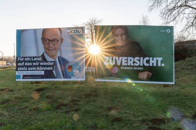 Wahlplakate von CDU und Grünen im Gegenlicht 01.02.25, Hünfelden: Symbolfoto, Illustrationsbild, Symbolbild, Illustrationsfoto, Alltagsszene Wahlplakate von CDU und Grünen im Gegenlicht Zwei Wahlplakate stehen nebeneinander auf einer Wiese im Abendlicht. Links ist ein Plakat der CDU mit Friedrich Merz und dem Slogan Für ein Land, auf das wir wieder stolz sein können. Rechts befindet sich ein Plakat der Grünen mit Robert Habeck und dem Wort ZUVERSICHT. Die tief stehende Sonne scheint direkt zwischen den Plakaten hindurch und erzeugt eine starke Lichtstimmung mit Sonnenstrahlen. Am 23. Februar 2025 sind rund 60 Millionen Deutsche aufgerufen, den 21. Bundestag zu wählen.
