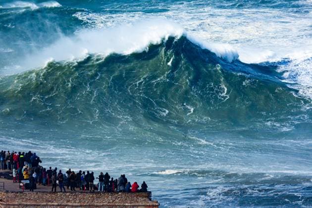 Bilder des Jahres 2025, News 01 Januar News Themen der Woche KW05 Big surfer Waves in Porto, Portugal.- 27 Jan 2025 A big wave is seen during the week of Éowyn and Ivo storms hitting many big-wave surfers flocked to Nazaré. From the 27th to 30th January, numerous surfers attempted to ride these massive waves aiming to break new world records. Porto Portugal Copyright: xDiogoxBaptistax xSOPAxImagesx DB_2025NAZAREBIGWAVES_0001
