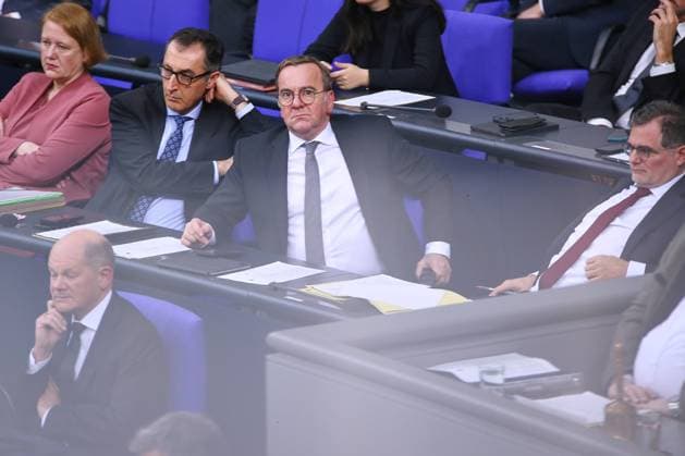 Berlin, Deutschland, 29.01.2025: Deutscher Bundestag: 209. Bundestagssitzung: Bundesminister der Verteidigung Boris Pistorius (SPD) sitzt auf der Regierungsbank und schaut direkt in die Kamera, links neben ihm Bundesministerin für Familie, Senioren, Frauen und Jugend Lisa Paus (Bündnis90 Die Grünen) und Bundesminister für Ernährung und Landwirtschaft und zusätzlich für Bildung und Forschung Cem Özdemir (Bündnis90 Die Grünen), rechts Kanzleramtsminister Wolfgang Schmidt (SPD) und vor ihm Bundeskanzler Olaf Scholz (SPD) *** Berlin, Germany, 29 01 2025 German Bundestag 209 Bundestag session Federal Minister of Defense Boris Pistorius SPD sits on the government bench and looks directly into the camera, to his left Federal Minister for Family Af Copyright: xdtsxNachrichtenagenturx dts_57616