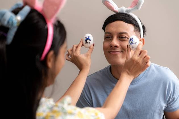 Ein junges Paar gestaltet und bemalt Ostereier zu Ostern A young couple is designing and painting Easter eggs on Easter ,model released, Symbolfoto Copyright: xZoonar.com SunanxWongsa-ngax 22741692 ,model released, Symbolfoto ,property released