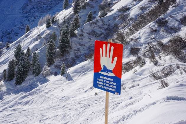 Mayerhofen, Österreich 08. Januar 2025: Im Bild: Warnschild auf einer Skipiste im Zillertal, Lawinengefahr, Alpine Gefahren. Zillertal Österreich *** Mayerhofen, Austria 08 January 2025 In the picture Warning sign on a ski slope in the Zillertal, avalanche danger, Alpine dangers Zillertal Austria Copyright: xFotostandx xFreitagx
