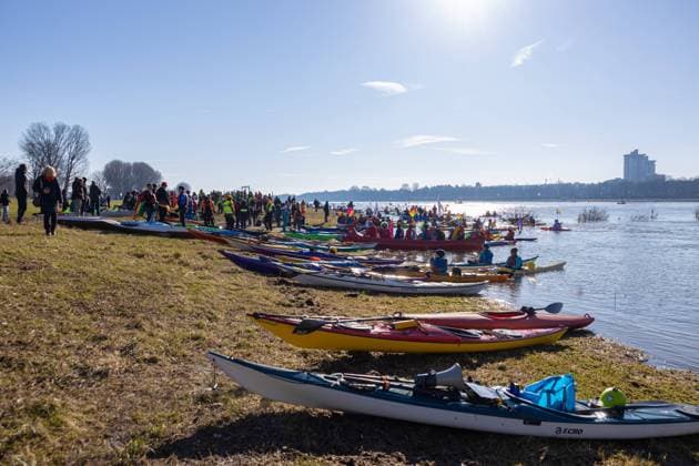 Rheindemo gegen Rechts in Köln - 02.02.2025 Demonstration auf dem Wasser mit dem Motto: BUNT STATT BRAUN - AUFS WASSER FÜR DEMOKRATIE UND VIELFALT. Mit der ersten Rhein Demo in der Geschichte Kölns ziehen bis zu 350 Boote und Kayaks und Kanus von der Südbrücke über den Rheinauhafen Richtung Zoobrücke. Eine Initiative der Wassersportfreunde Neptun e.V. Köln-Mülheim Köln Nordrhein-Westfalen Deutschland *** Rhine demo against the right in Cologne 02 02 2025 Demonstration on the water with the motto COLORFUL INSTEAD OF BROWN ON THE WATER FOR DEMOCRACY AND DIVERSITY With the first Rhine demo in Colognes history, up to 350 boats, kayaks and canoes move from the Südbrücke over the Rheinauhafen towards the Zoobrücke An initiative of Wass Copyright: xBonn.digitalx xMarcxJohnx