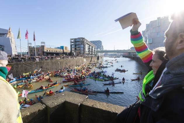 Rheindemo gegen Rechts in Köln - 02.02.2025 Demonstration auf dem Wasser mit dem Motto: BUNT STATT BRAUN - AUFS WASSER FÜR DEMOKRATIE UND VIELFALT. Mit der ersten Rhein Demo in der Geschichte Kölns ziehen bis zu 350 Boote und Kayaks und Kanus von der Südbrücke über den Rheinauhafen Richtung Zoobrücke. Eine Initiative der Wassersportfreunde Neptun e.V. Köln-Mülheim Köln Nordrhein-Westfalen Deutschland *** Rhine demo against the right in Cologne 02 02 2025 Demonstration on the water with the motto COLORFUL INSTEAD OF BROWN ON THE WATER FOR DEMOCRACY AND DIVERSITY With the first Rhine demo in Colognes history, up to 350 boats, kayaks and canoes move from the Südbrücke over the Rheinauhafen towards the Zoobrücke An initiative of Wass Copyright: xBonn.digitalx xMarcxJohnx