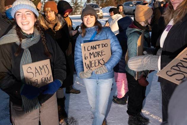 Kanada, Murmeltiertag 2025, Groundhog Day im Shubenacadie Wildlife Park in Nova Scotia February 2, 2025, Subenacadie, Ns, Canada: Revellers hold homemade signs after Shubenacadie Sam emerged from her burrow at a Groundhog Day event at the Shubenacadie Wildlife Park in Nova Scotia on Sunday, Feb. 2, 2025. Sam saw her shadow and predicts six more weeks of winter. Subenacadie Canada  - ZUMAc35_ 20250202_zaf_c35_008 Copyright: xDarrenxCalabresex