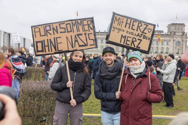 Demo Aufstand der Anständigen: Wir sind die Brandmauer Deutschland, Berlin den 02.02.2025: Viele Tausende folgen dem Ruf der Organisation Campact zur Demo gegen Kanzlerkandidat Friedrich Merz (CDU) und versammeln sich auf dem Platz der Republik (Reichstag Bundestag). Mache der Demonstrierenden halten die Plakate hoch FürÂ n Sommer ohne Nazis Mit Herz gegen ekelhAFDen Merz . *** Demo Aufstand der Anständigen Wir sind die Brandmauer Germany, Berlin 02 02 2025 Many thousands follow the call of the Campact organization to demonstrate against Chancellor candidate Friedrich Merz CDU and gather on the Platz der Republik Reichstag Bundestag Mache of the demonstrators hold up the placards For a summer without Nazis With heart again