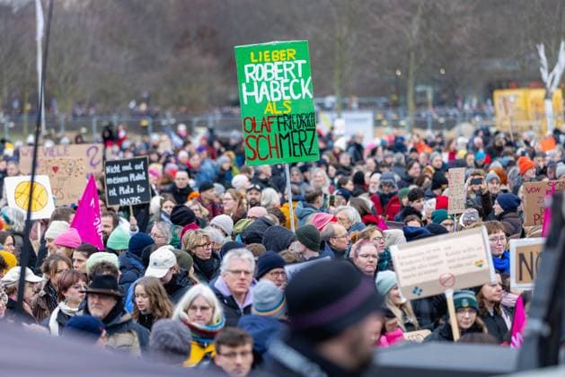 Demo Aufstand der Anständigen: Wir sind die Brandmauer Deutschland, Berlin den 02.02.2025: Viele Tausende folgen dem Ruf der Organisation Campact zur Demo gegen Kanzlerkandidat Friedrich Merz (CDU) und versammeln sich auf dem Platz der Republik (Reichstag Bundestag). Mache der Demonstrierenden halten die Plakate hoch Lieber Robert Habeck als Olaf Friedrich Schmerz . *** Demo Aufstand der Anständigen Wir sind die Brandmauer Germany, Berlin 02 02 2025 Many thousands follow the call of the Campact organization to demonstrate against Chancellor candidate Friedrich Merz CDU and gather on the Platz der Republik Reichstag Bundestag Mache of the demonstrators hold up the posters Dear Robert Habeck than Olaf Friedrich Pain