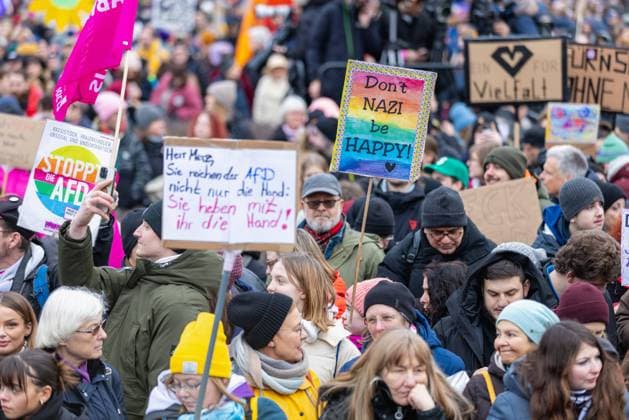 Demo Aufstand der Anständigen: Wir sind die Brandmauer Deutschland, Berlin den 02.02.2025: Viele Tausende folgen dem Ruf der Organisation Campact zur Demo gegen Kanzlerkandidat Friedrich Merz (CDU) und versammeln sich auf dem Platz der Republik (Reichstag Bundestag). Mache der Demonstrierenden halten die Plakate hoch DonÂ t Nazi be Happy Stoppt der AfD Herr Merz Sie reichen der AfD nicht nur die Hand: Sie haben mit ihr die Hand! *** Demo Aufstand der Anständigen Wir sind die Brandmauer Germany, Berlin 02 02 2025 Many thousands follow the call of the organization Campact to the demonstration against chancellor candidate Friedrich Merz CDU and gather on the Platz der Republik Reichstag Bundestag Mache of the demonstrators